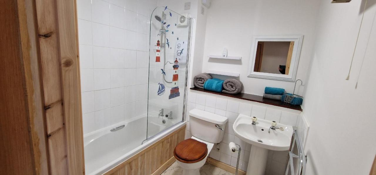 Colin Young Place Нэрн Экстерьер фото